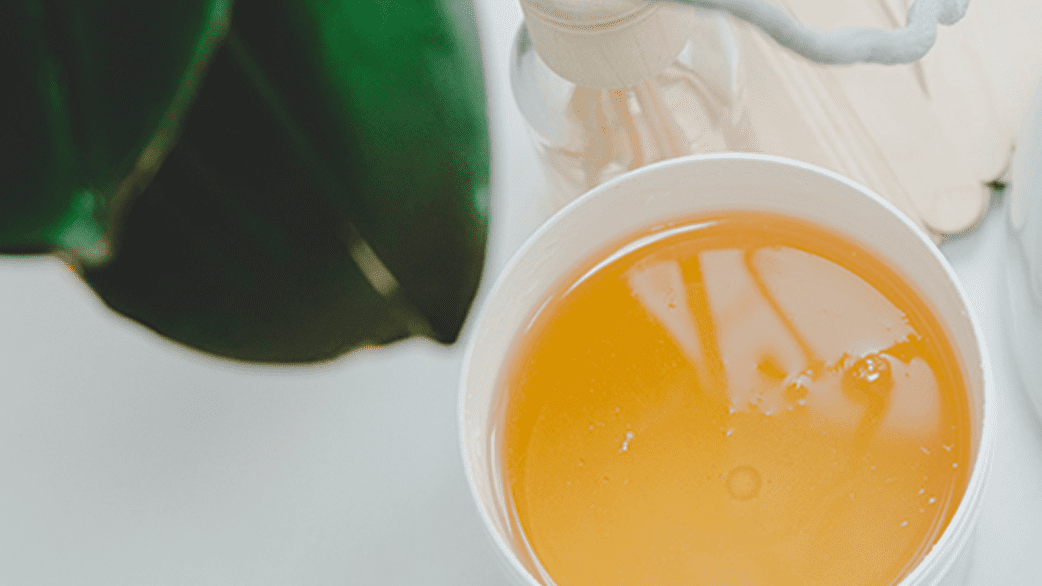 Cire et sucre : épilation naturelle pour une peau lisse
