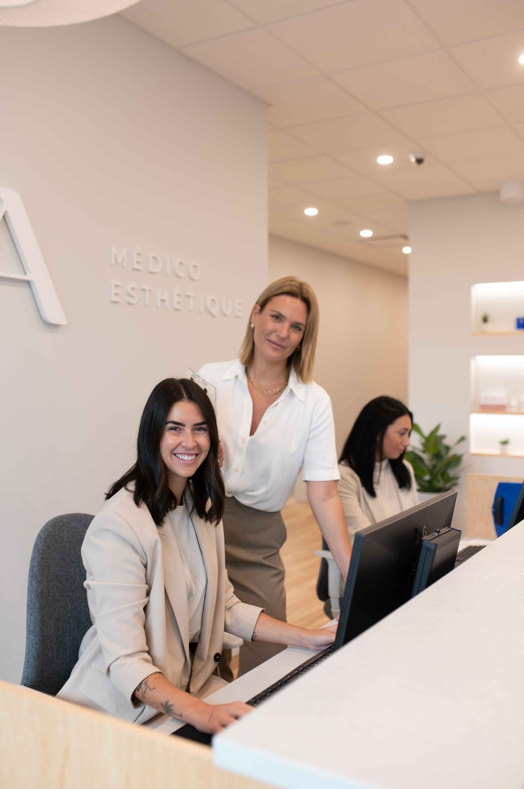 Deux femmes à la réception