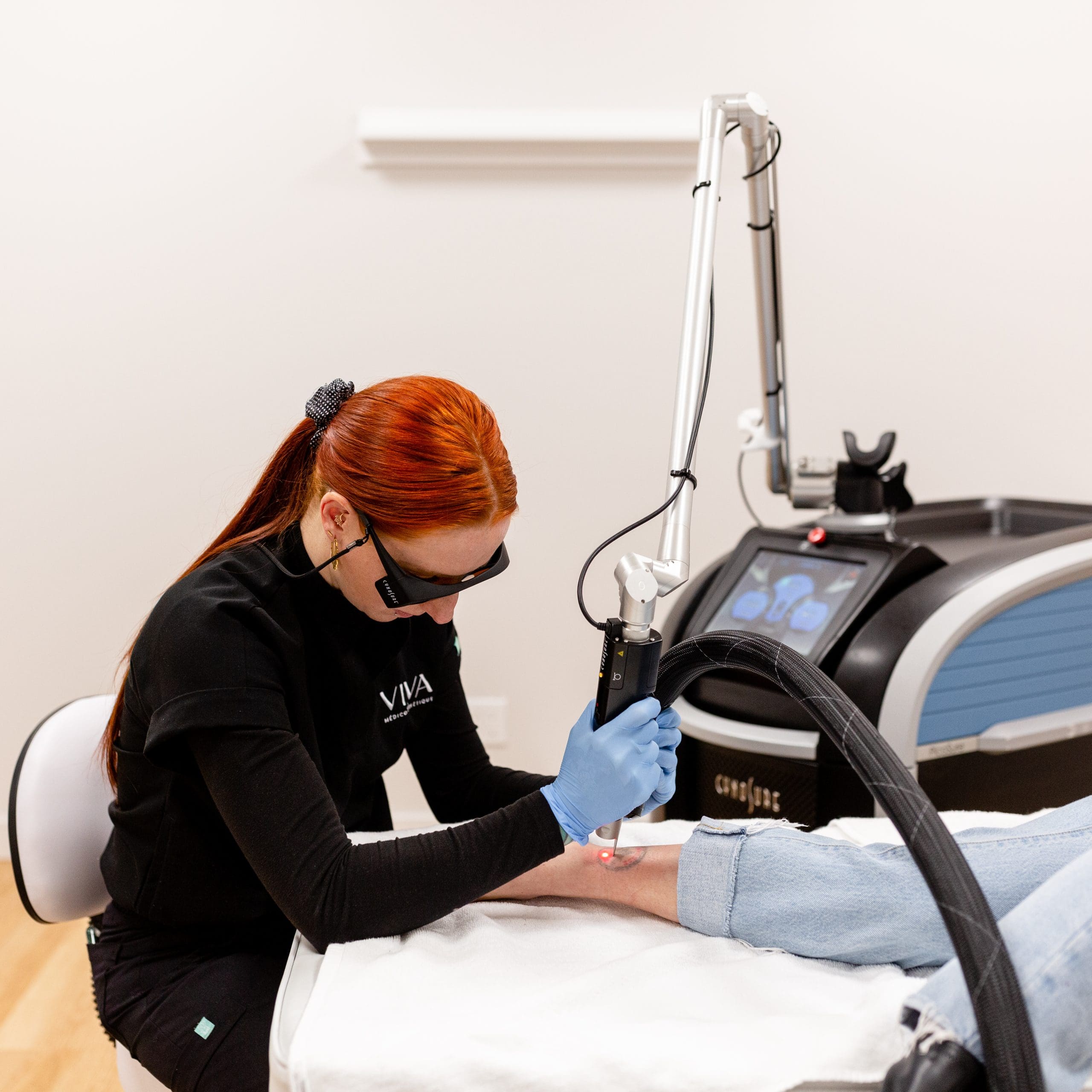 Une femme en action pour un traitement médico-esthétique