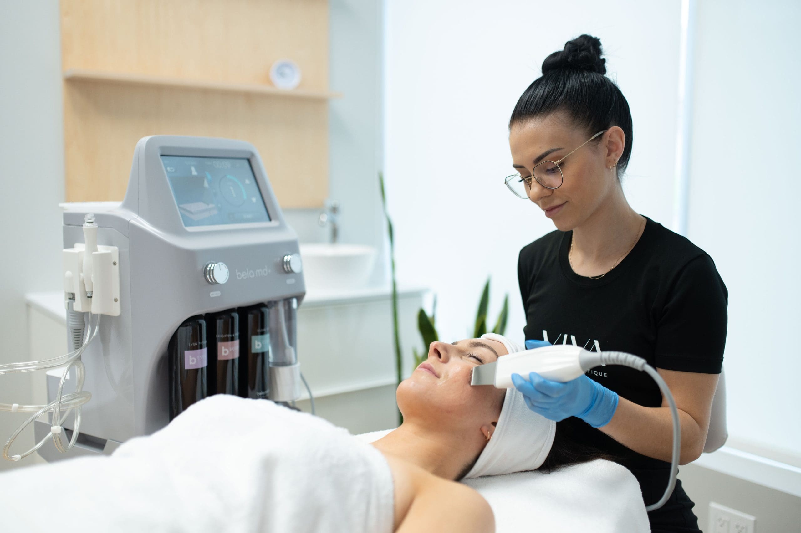 Une esthéticienne en action sur le visage d'une patiente