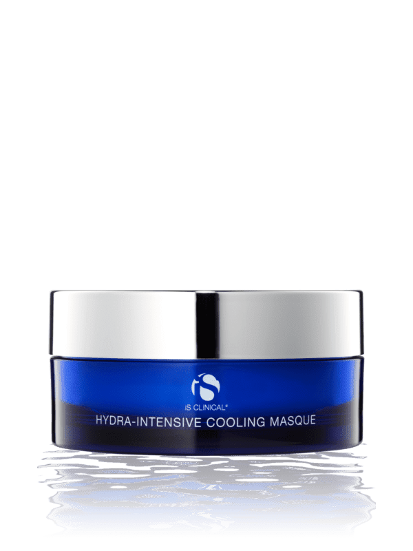 Un pot bleu avec un couvercle argenté étiqueté Hydra-Intensive Cooling Masque de iS Clinical, représenté sur un fond blanc avec des reflets sous le contenant.