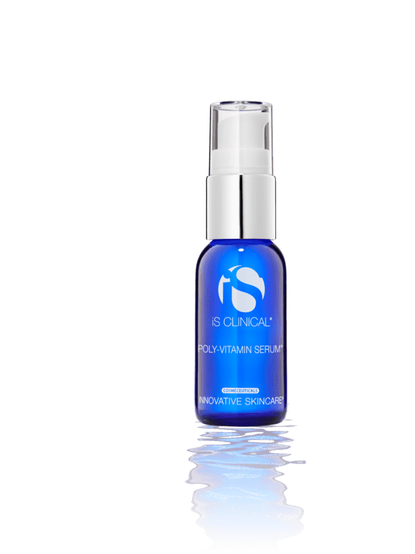 Un flacon bleu de iS Clinical Poly-Vitamin Serum avec un bouchon de pompe blanc, debout sur une surface blanche réfléchissante sur un fond blanc uni.