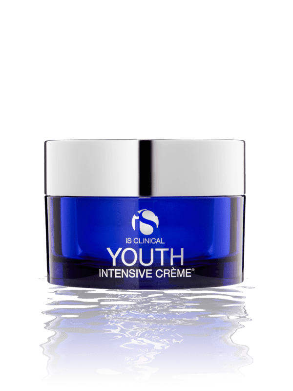 Un pot bleu de iS Clinical Youth Intensive Crème avec un couvercle argenté se reflète sur une surface d'eau ondulée sur un fond blanc.