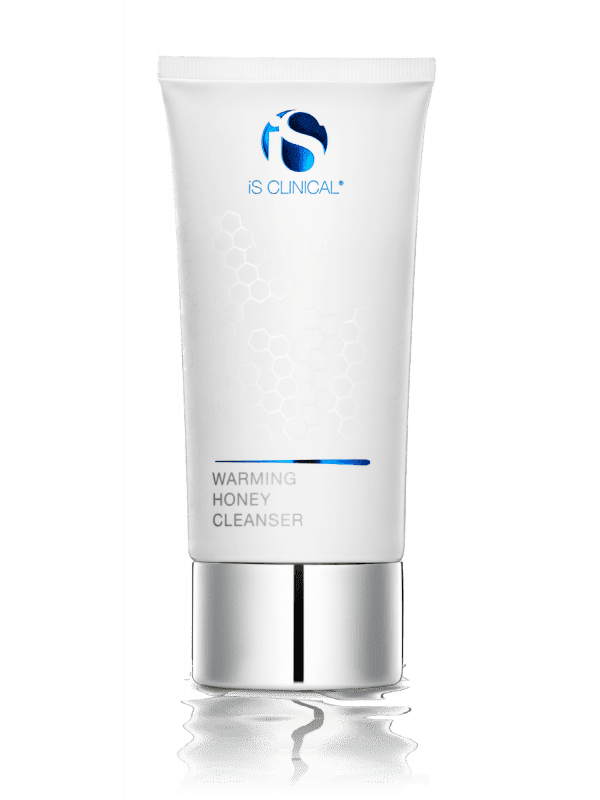 Tube blanc du nettoyant iS CLINICAL Warming Honey Cleanser avec logo et texte bleus, bouchon argenté métallique et motif subtil en nid d'abeilles sur le devant.