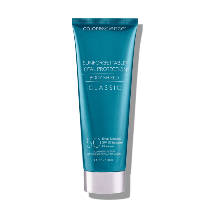 Un tube bleu de crème solaire Colorescience Sunforgettable Total Protection Body Shield Classic SPF 50, debout, avec un texte blanc sur le devant et un bouchon blanc en bas.