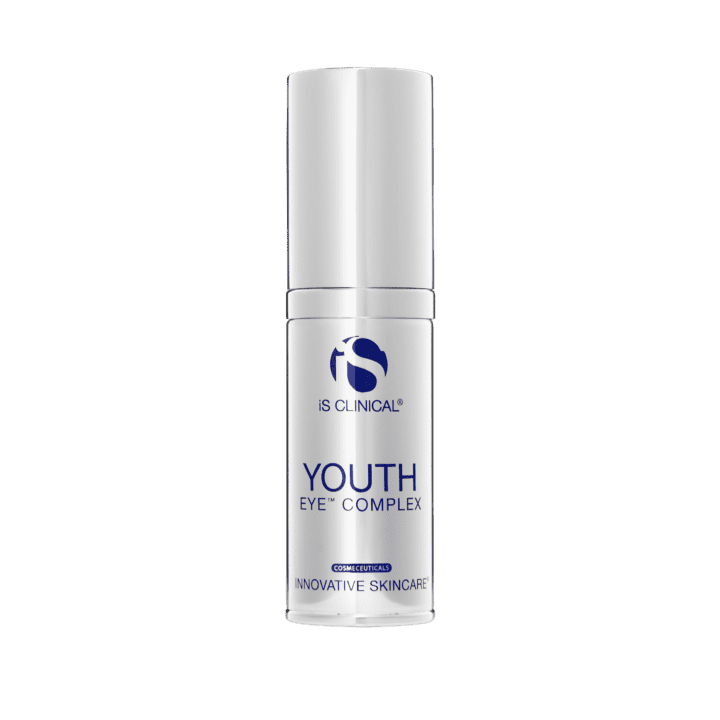 Une bouteille blanche de iS Clinical Youth Eye Complex avec un bouchon argenté, un texte bleu et une marque, debout sur un fond blanc uni.