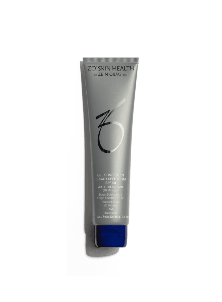 Un tube argenté de crème solaire ZO Skin Health avec un indice de protection SPF 50, muni d'un bouchon bleu, posé à la verticale sur un fond blanc.